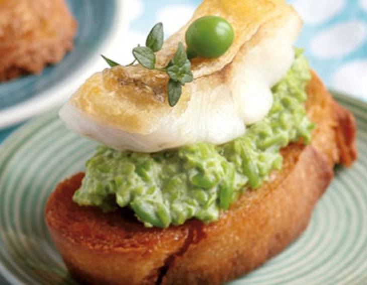 Crostini mit Erbsenpüree und Zander