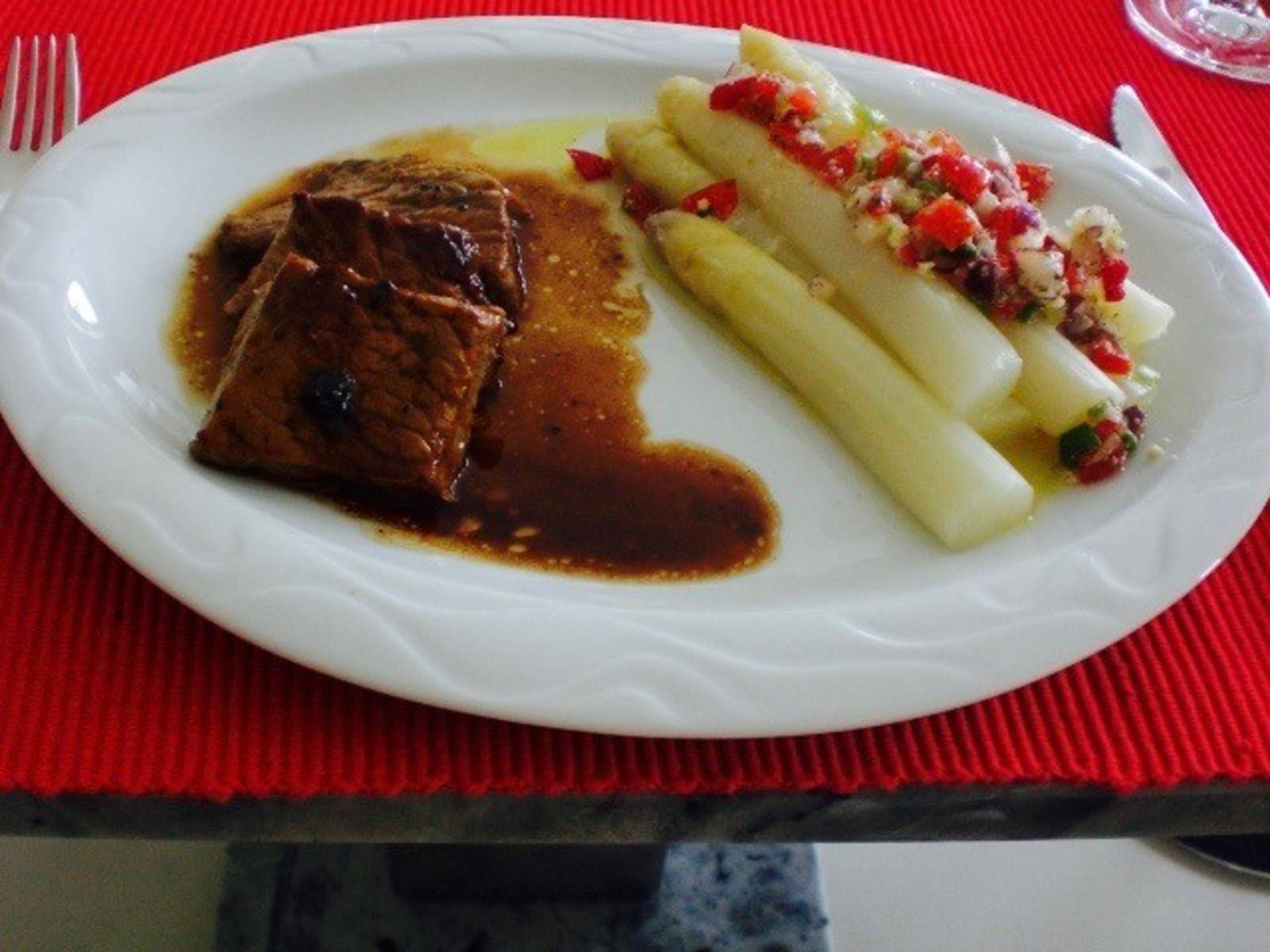 Kalbsschnitzel mit Spargel in Gemüse-Kräuter Vinaigrette Rezept ...
