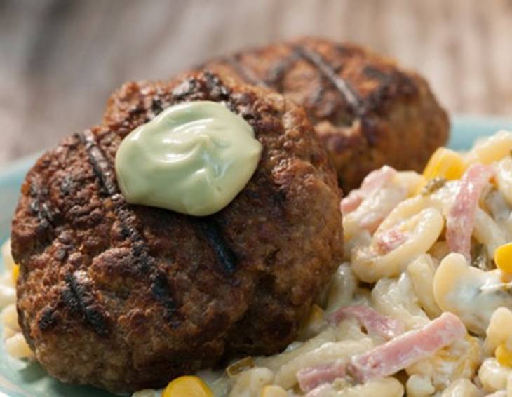 Nudelsalat mit Fleischlaberl Nudelsalat mit Fleischlaberl