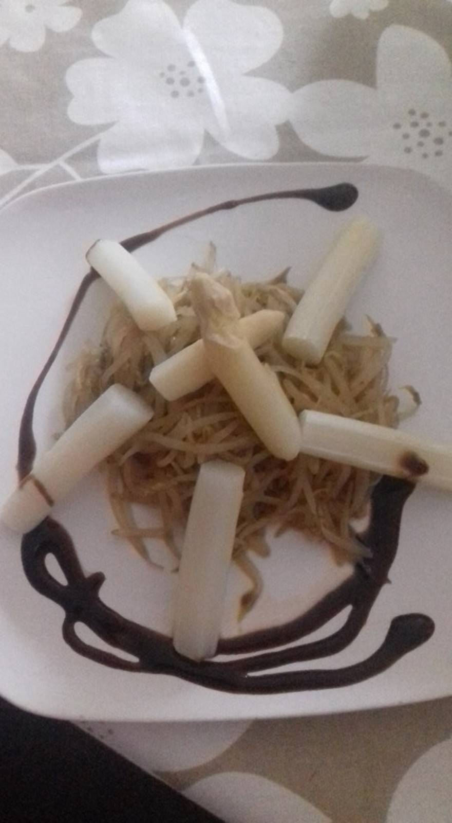 Spargel auf pikanten Sojasprossen