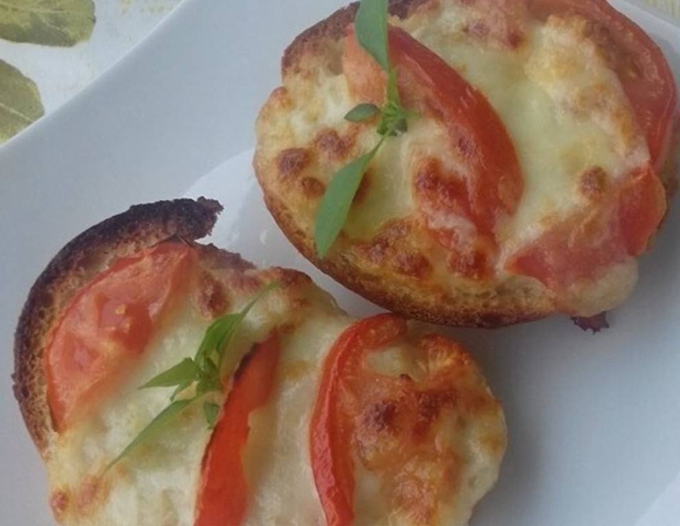 Überbackene Mozzarellabrötchen Überbackene Mozzarellabrötchen