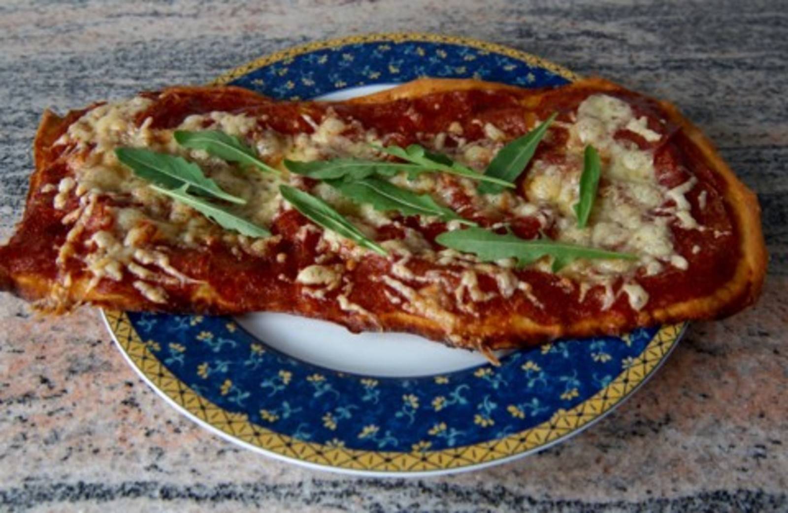 Schinken-Salami-Feta-Pizza