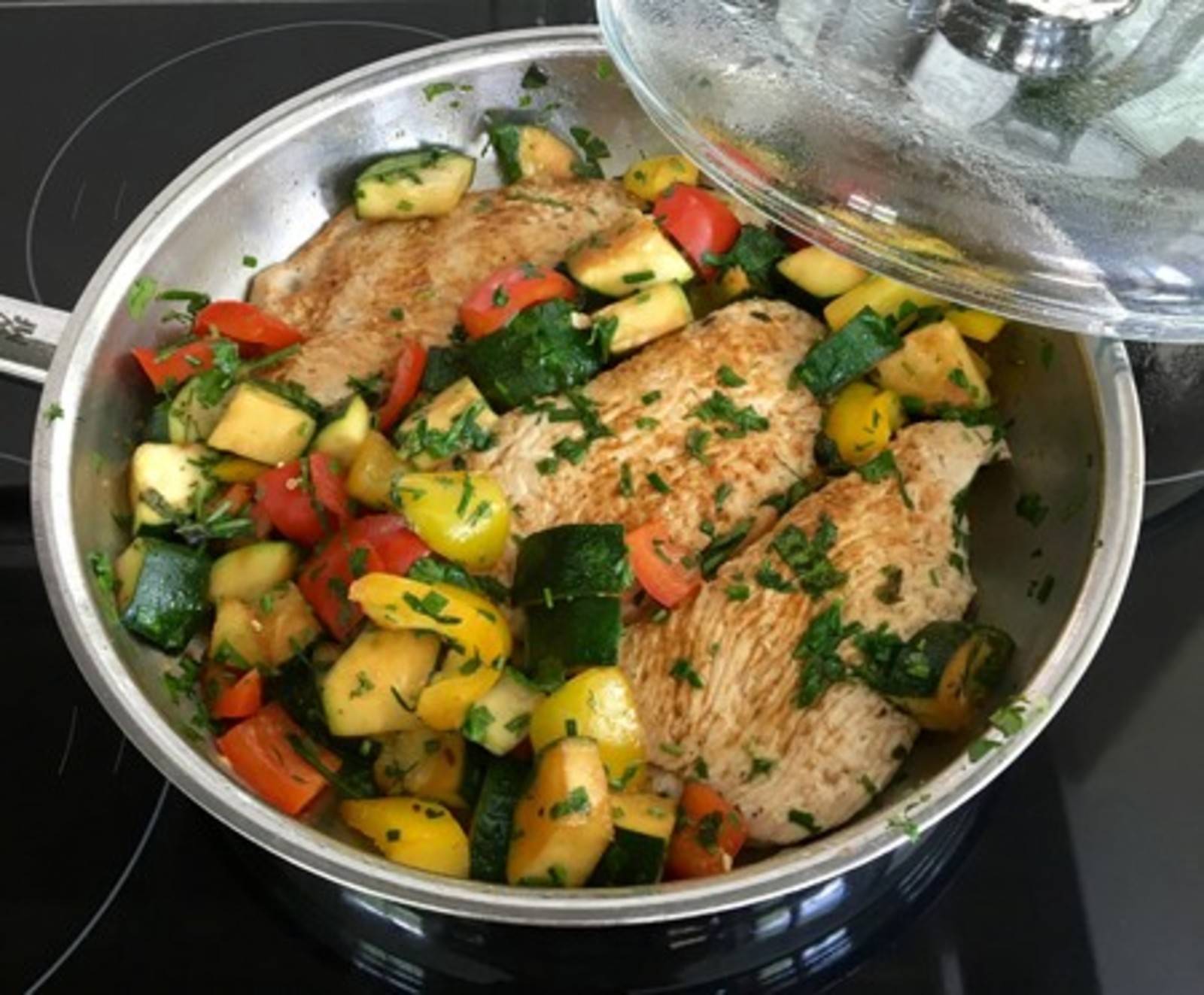 Putenschnitzel auf Schmorgemüse Rezept - ichkoche.de Putenschnitzel auf Schmorgemüse Rezept - ichkoche.de