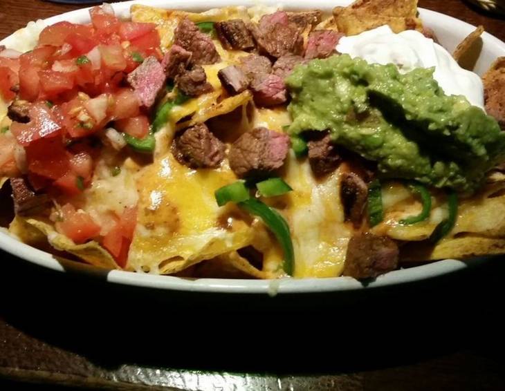 Hüftsteaks mit Avocado, Feta, Nachos und Salsa Verde Hüftsteaks mit Avocado, Feta, Nachos und Salsa Verde