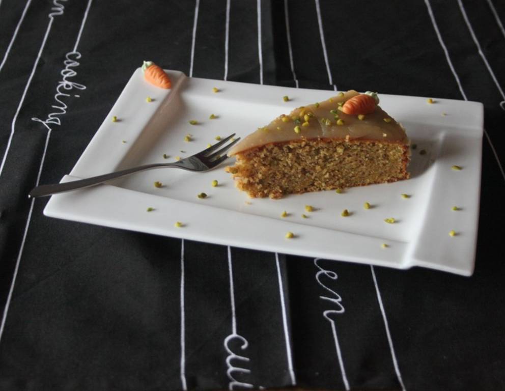 Karottentorte mit Mandeln und Pistazien Karottentorte mit Mandeln und Pistazien