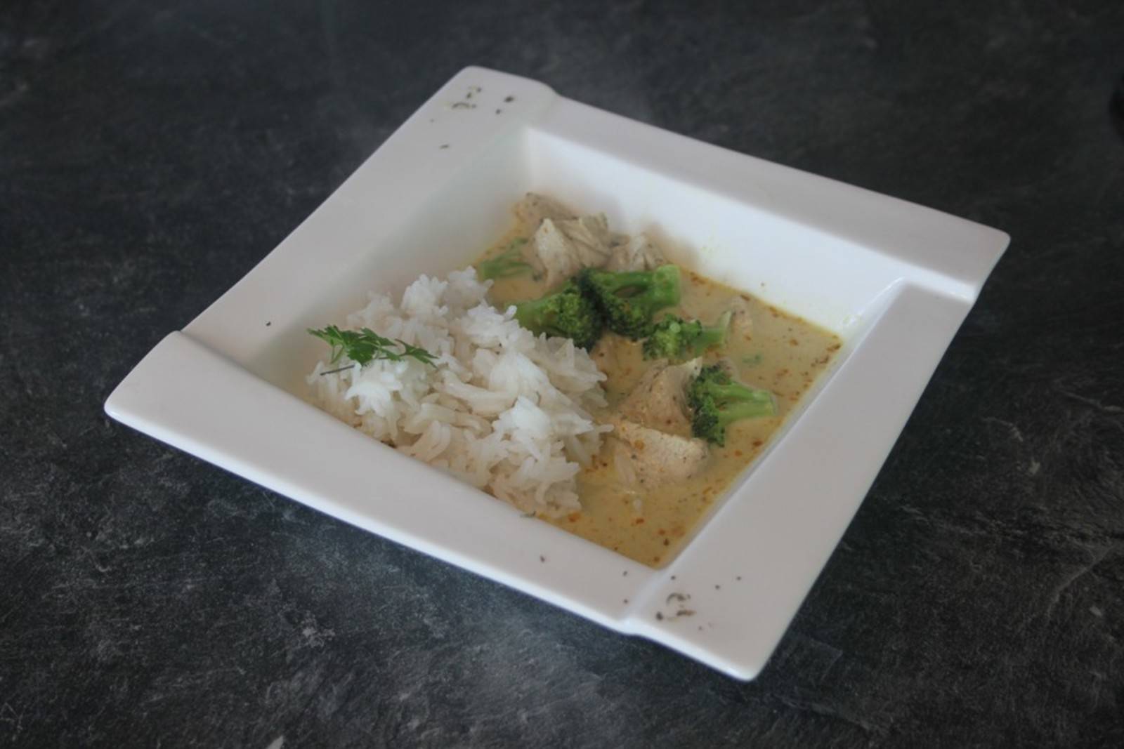 Hühnercurry mit Brokkoli Rezept - ichkoche.de Hühnercurry mit Brokkoli Rezept - ichkoche.de