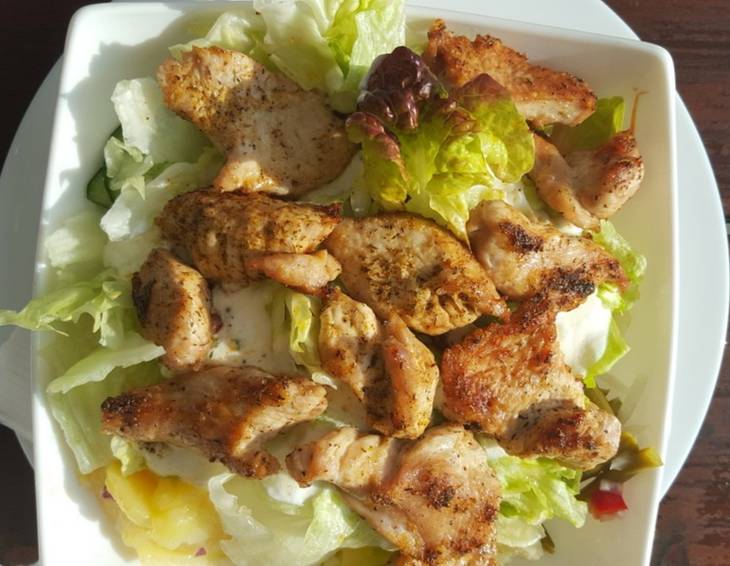 Gemischter Salat mit Hühnerstreifen Gemischter Salat mit Hühnerstreifen
