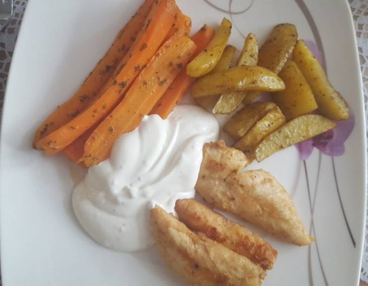 Hühnerfilets mit Kartoffelspalten, Karotten und Knoblauchsauce Hühnerfilets mit Kartoffelspalten, Karotten und Knoblauchsauce