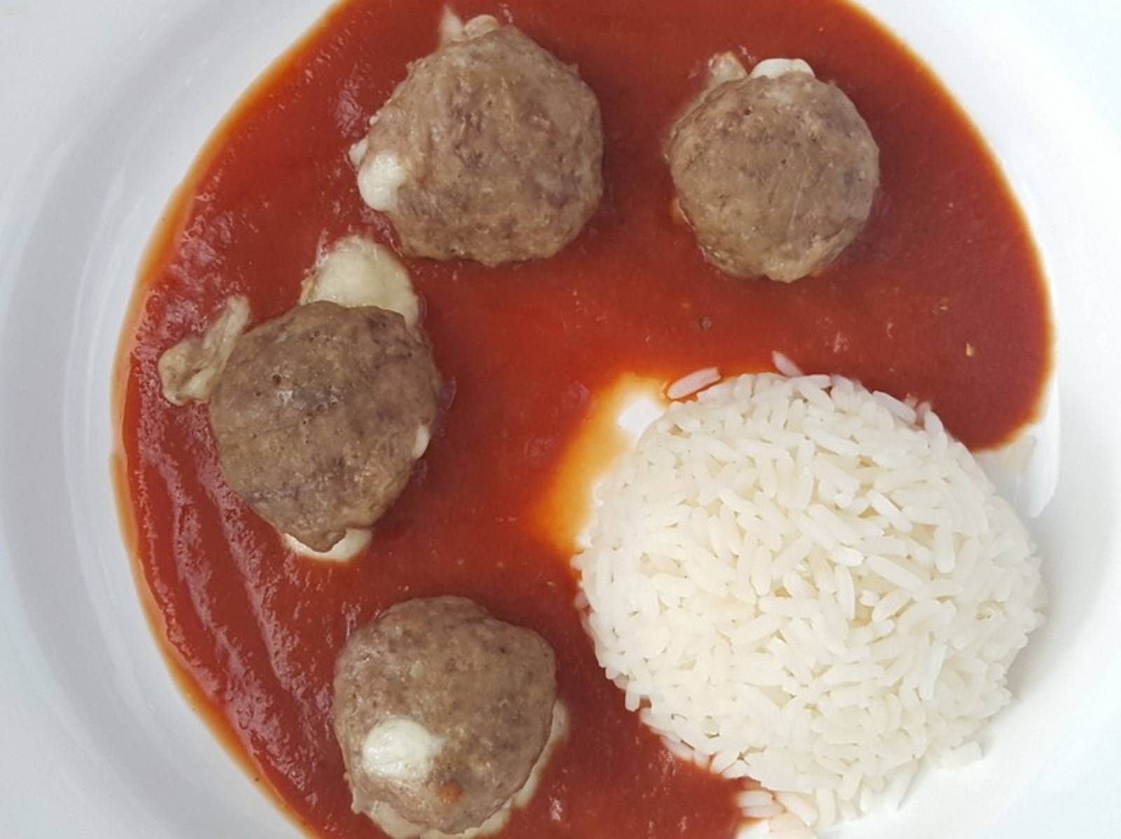 Faschierte Bällchen mit Mozzarellafülle in Tomatensauce