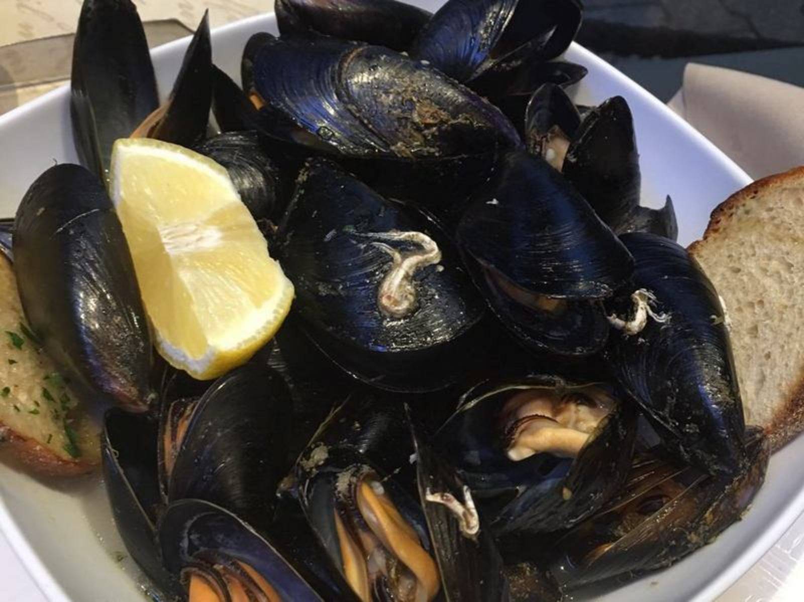 Miesmuscheln mit geröstetem Knoblauchbrot Rezept - ichkoche.ch Miesmuscheln mit geröstetem Knoblauchbrot Rezept - ichkoche.ch