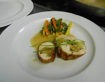 Maishendl mit Semmelfüllung auf Wintergemüse mit Kartoffelplätzchen Maishendl mit Semmelfüllung auf Wintergemüse mit Kartoffelplätzchen