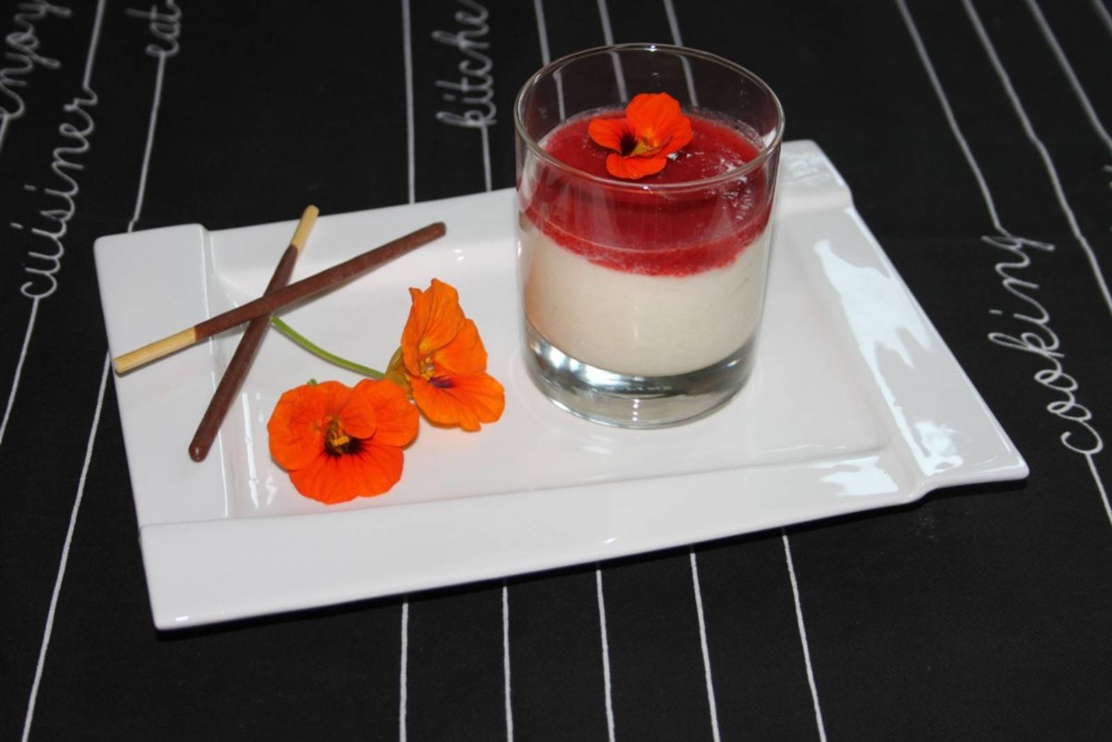 Birnenmousse mit Erdbeersoße