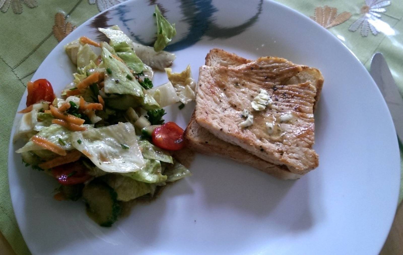 Steaktoast mit Salatgarnitur