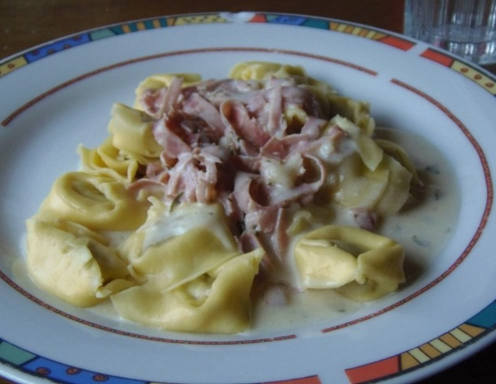 Tortellini in Schinken-Käse-Sauce Tortellini in Schinken-Käse-Sauce