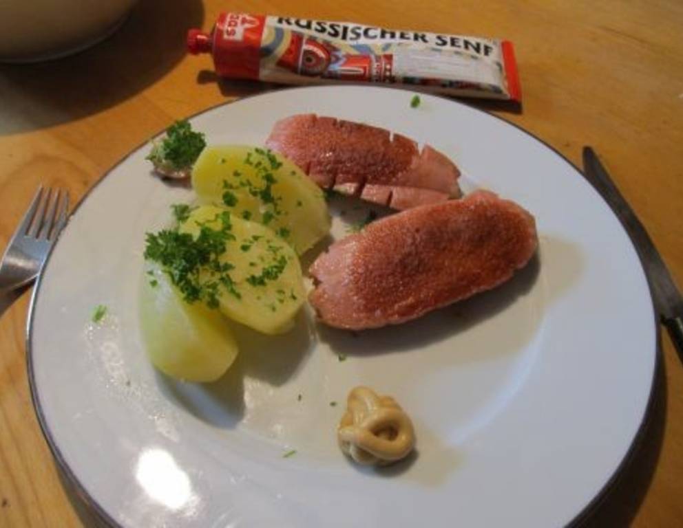 Knacker mit Petersilkartoffeln aus dem Druckkochtopf Knacker mit Petersilkartoffeln aus dem Druckkochtopf