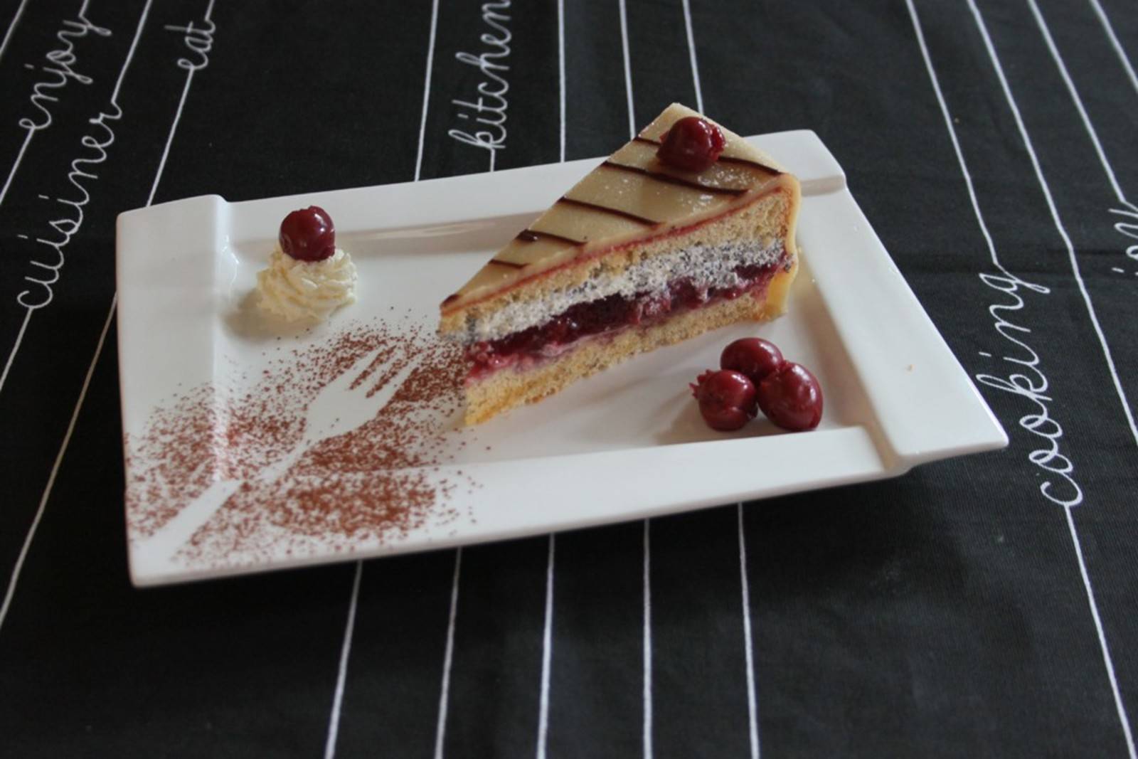 Kirsch-Mohn-Marzipan-Torte Rezept - ichkoche.de Kirsch-Mohn-Marzipan-Torte Rezept - ichkoche.de