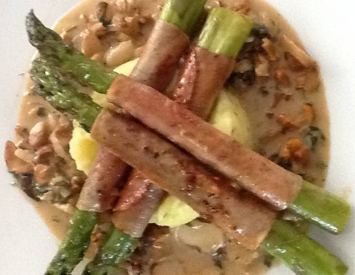 Schwammerlsauce mit Thymianpüree und Spargel Schwammerlsauce mit Thymianpüree und Spargel