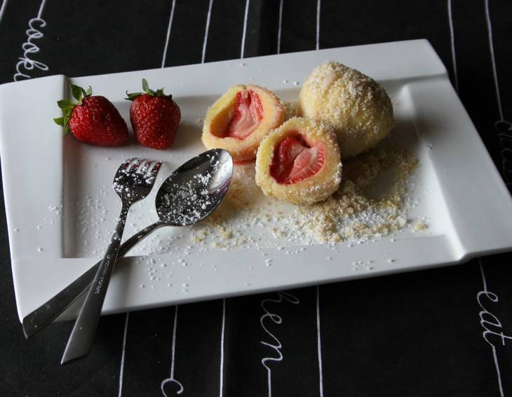 Erdbeerknödel aus Topfenteig