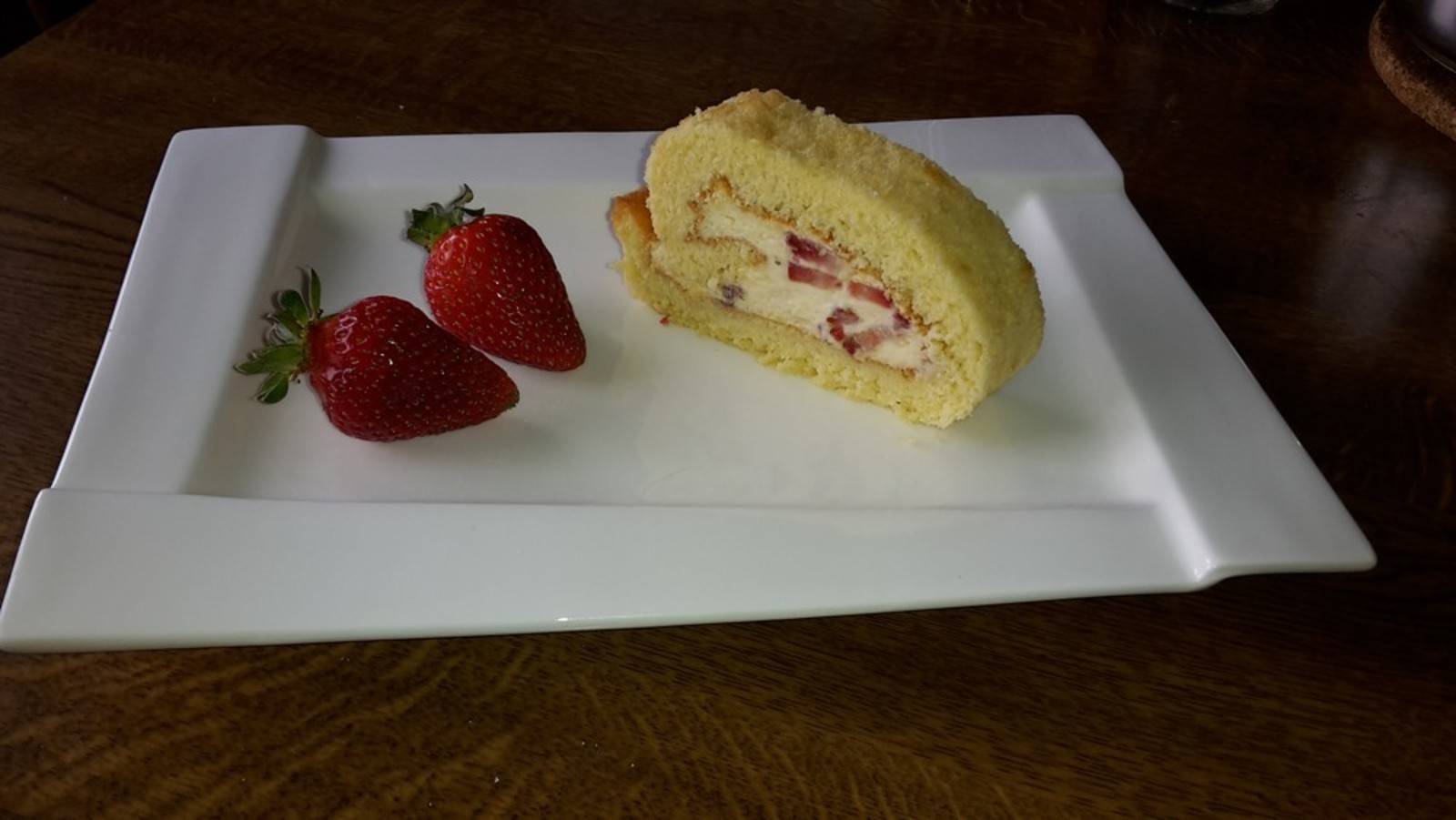 Erdbeer-Vanille-Roulade Rezept - ichkoche.de Erdbeer-Vanille-Roulade Rezept - ichkoche.de