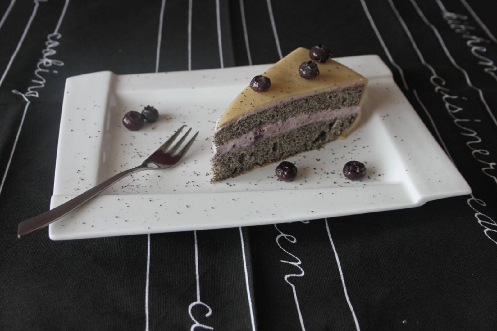 Marzipan-Mohn-Torte mit Beerenmarmelade