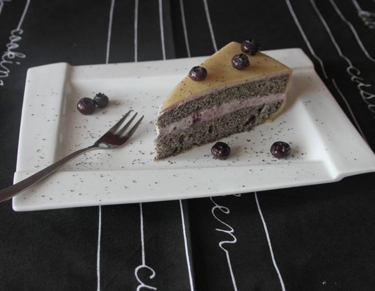 Marzipan-Mohn-Torte mit Beerenmarmelade