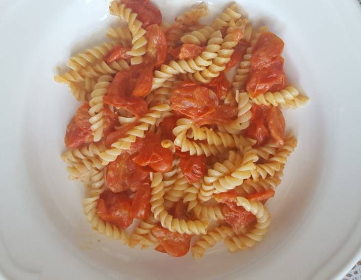 Dinkelnudeln mit Tomaten-Knoblauchsauce