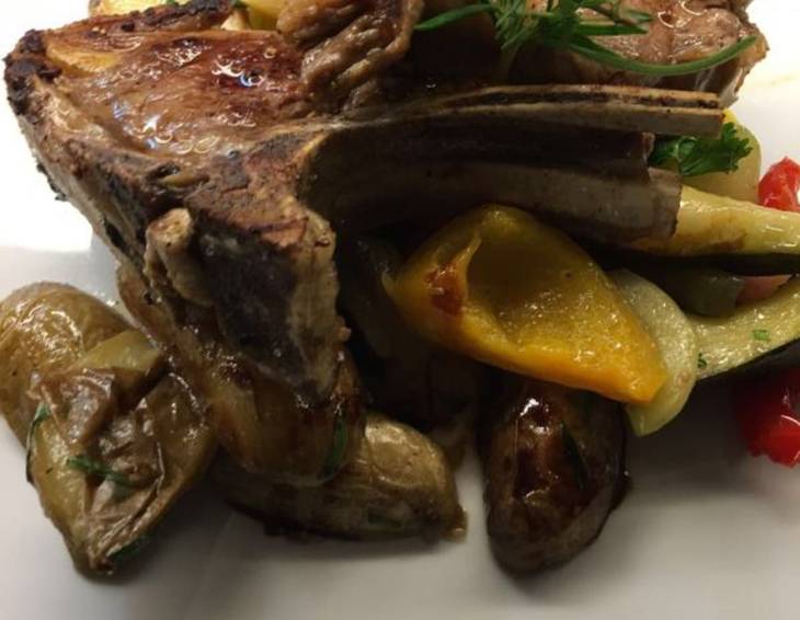 T-Bone-Steak von dem Bratrost T-Bone-Steak von dem Bratrost