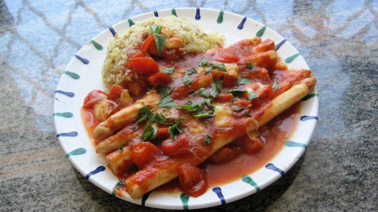 Spargel mit Tomaten und Mozzarella überbacken