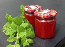 Pfeffrige Erdbeermarmelade mit Zitronenmelisse