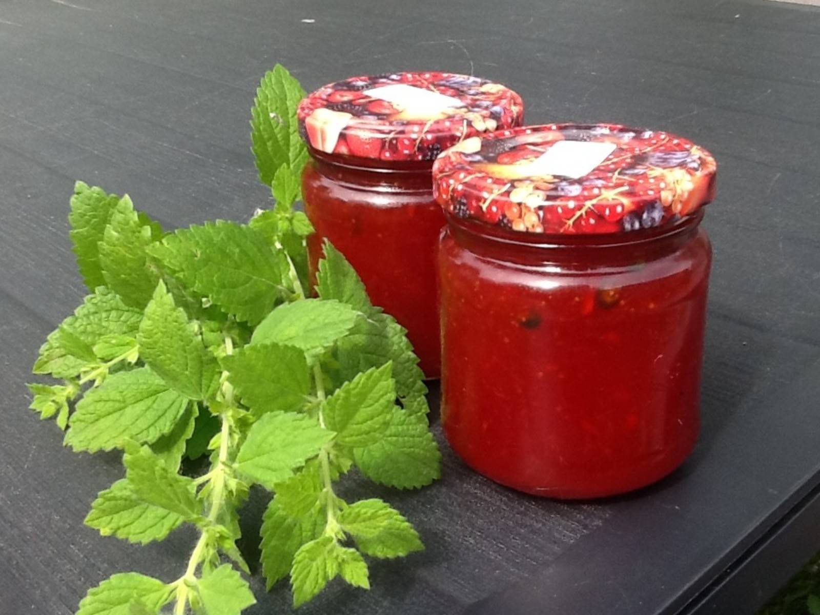 Pfeffrige Erdbeermarmelade mit Zitronenmelisse Rezept - ichkoche.de Pfeffrige Erdbeermarmelade mit Zitronenmelisse Rezept - ichkoche.de