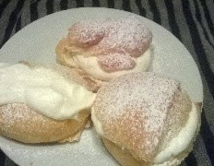 Maritozzi con la panna Maritozzi con la panna