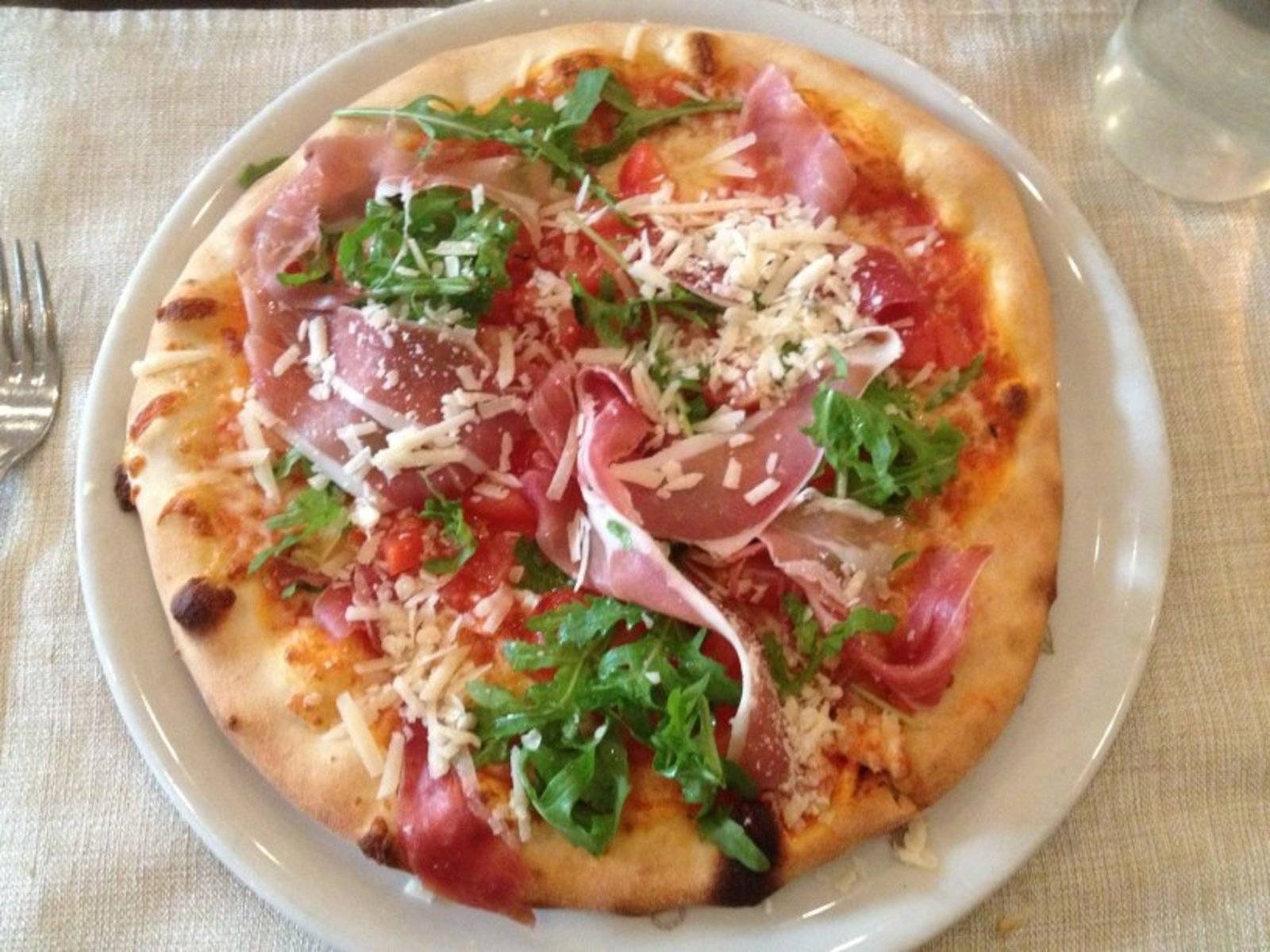 Pizza mit Parmaschinken und Rucola Rezept - ichkoche