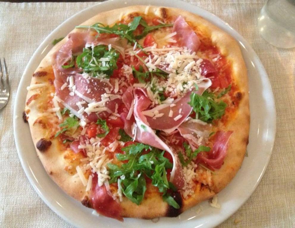 Pizza mit Parmaschinken und Rucola Pizza mit Parmaschinken und Rucola