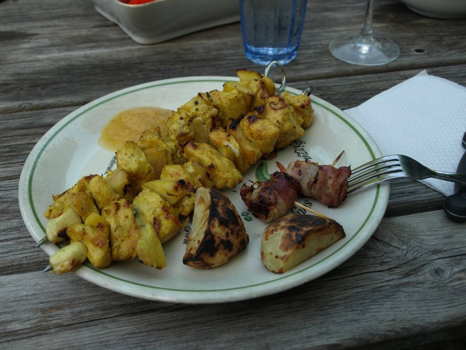 Hühnerspieße mit Curry und Apfel Rezept - ichkoche.de