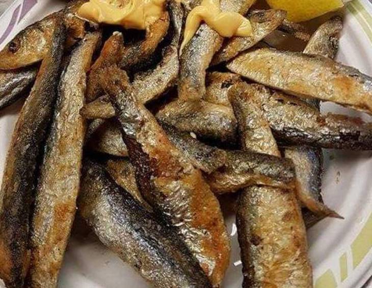 Frittierter Fisch mit Zitrone Frittierter Fisch mit Zitrone