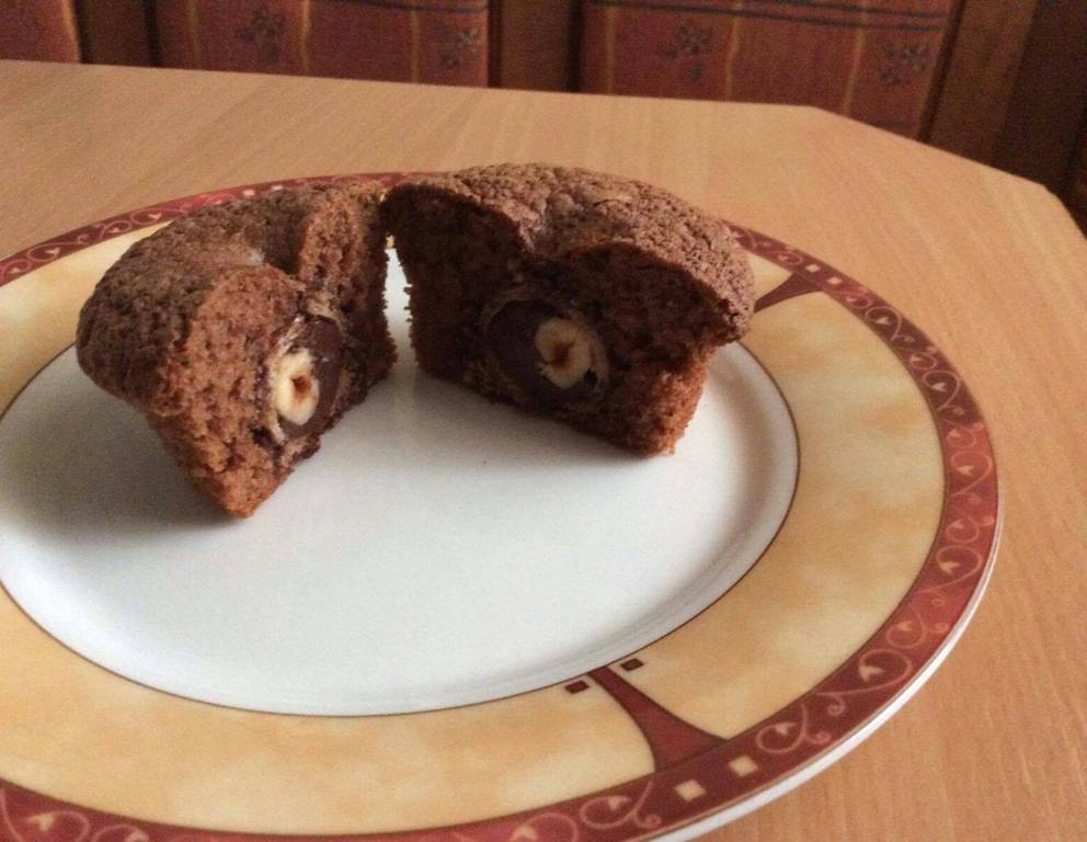 Schokomuffins mit Ferrero Rocher Kern Schokomuffins mit Ferrero Rocher Kern