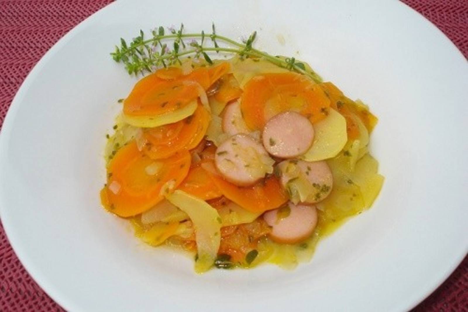 Karotten-Erdäpfel-Eintopf mit Würstel