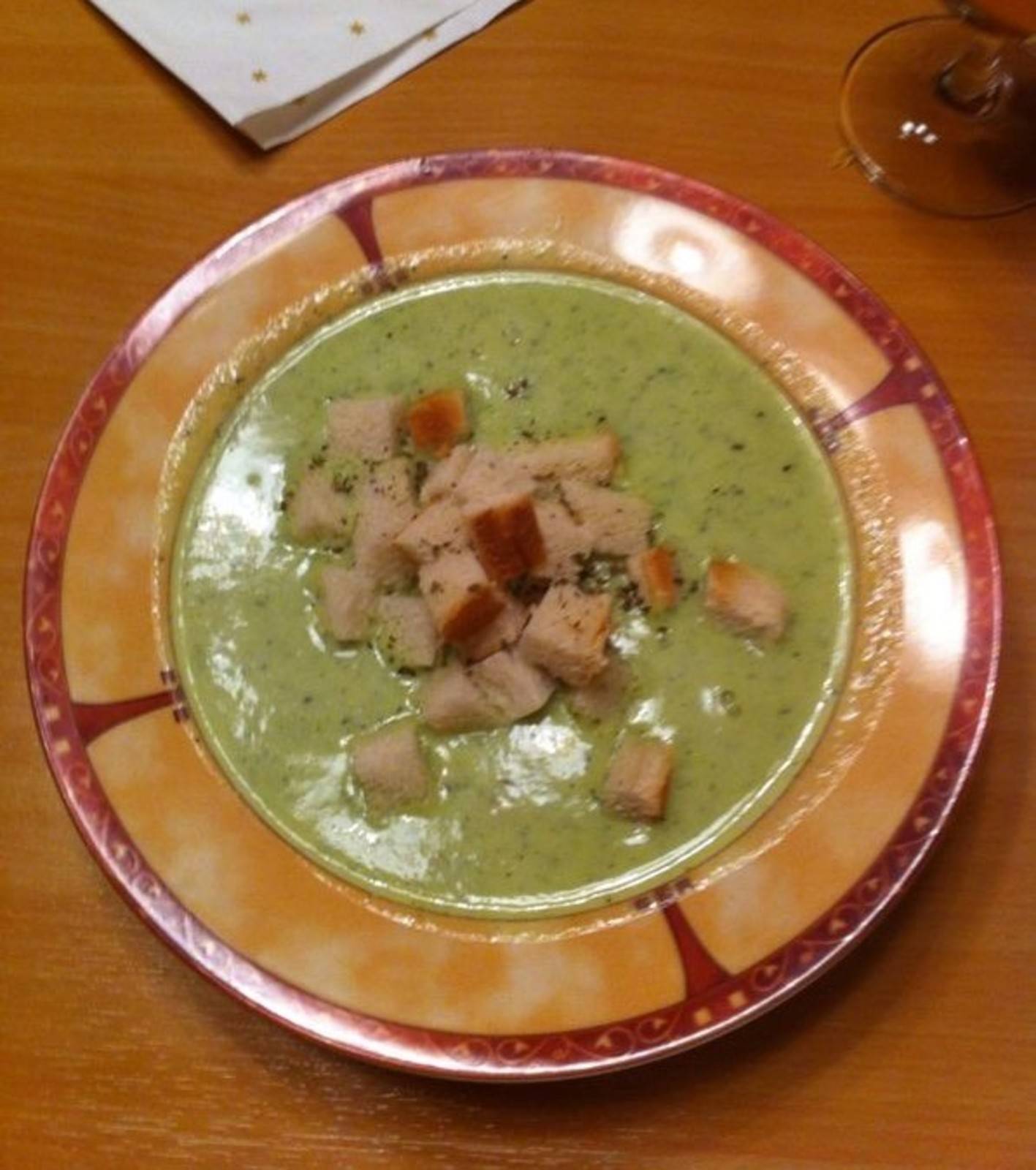 Zucchinicremesuppe mit Brotwürfeln Rezept - ichkoche.at