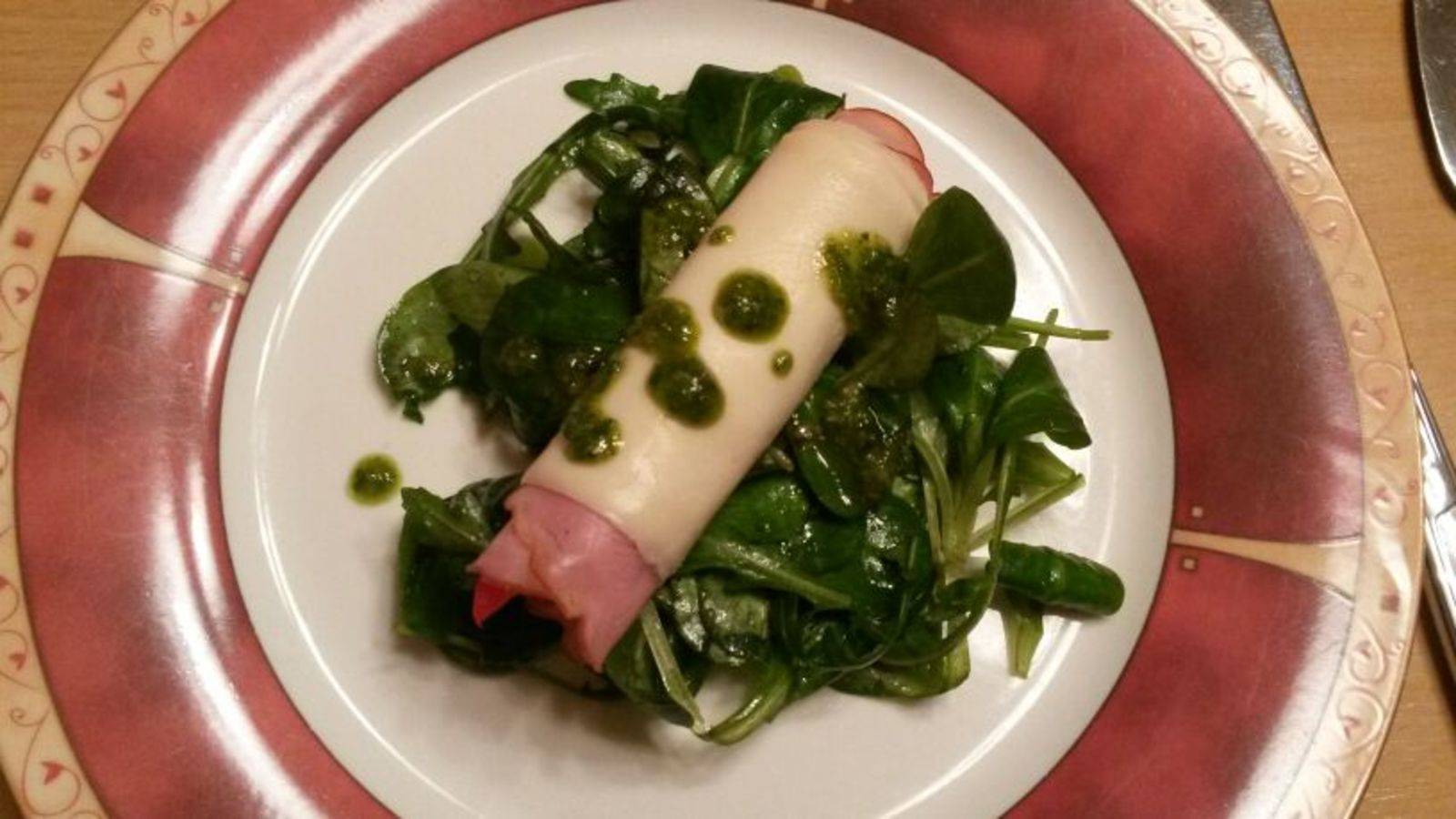 Mozzarellaröllchen auf Salat Rezept - ichkoche.ch Mozzarellaröllchen auf Salat Rezept - ichkoche.ch