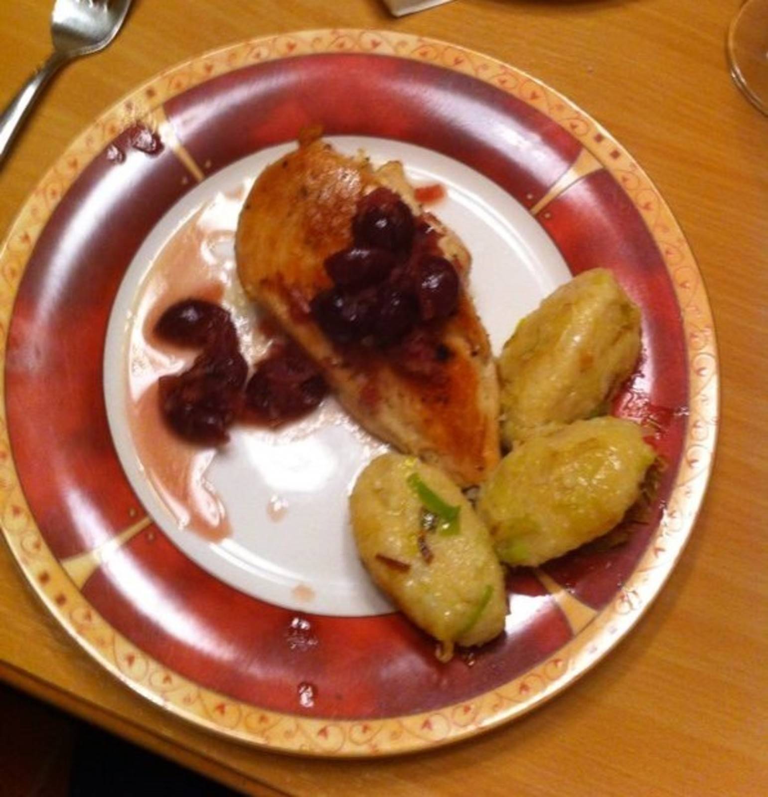 Gefüllte Putenmedaillons auf Kirschsoße mit Kartoffelnocken Rezept ... Gefüllte Putenmedaillons auf Kirschsoße mit Kartoffelnocken Rezept ...