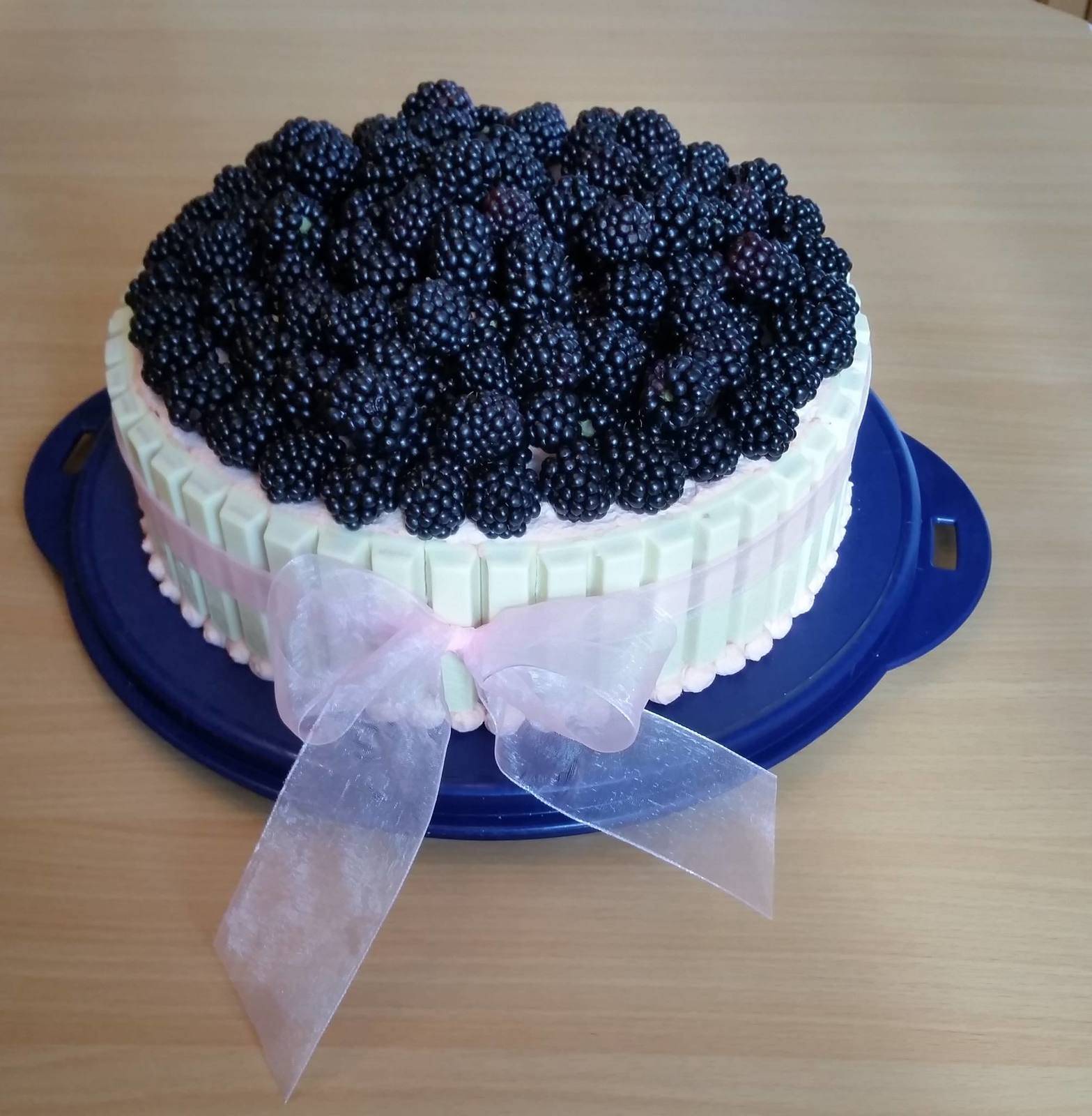Weiße Kitkat-Torte mit Brombeeren