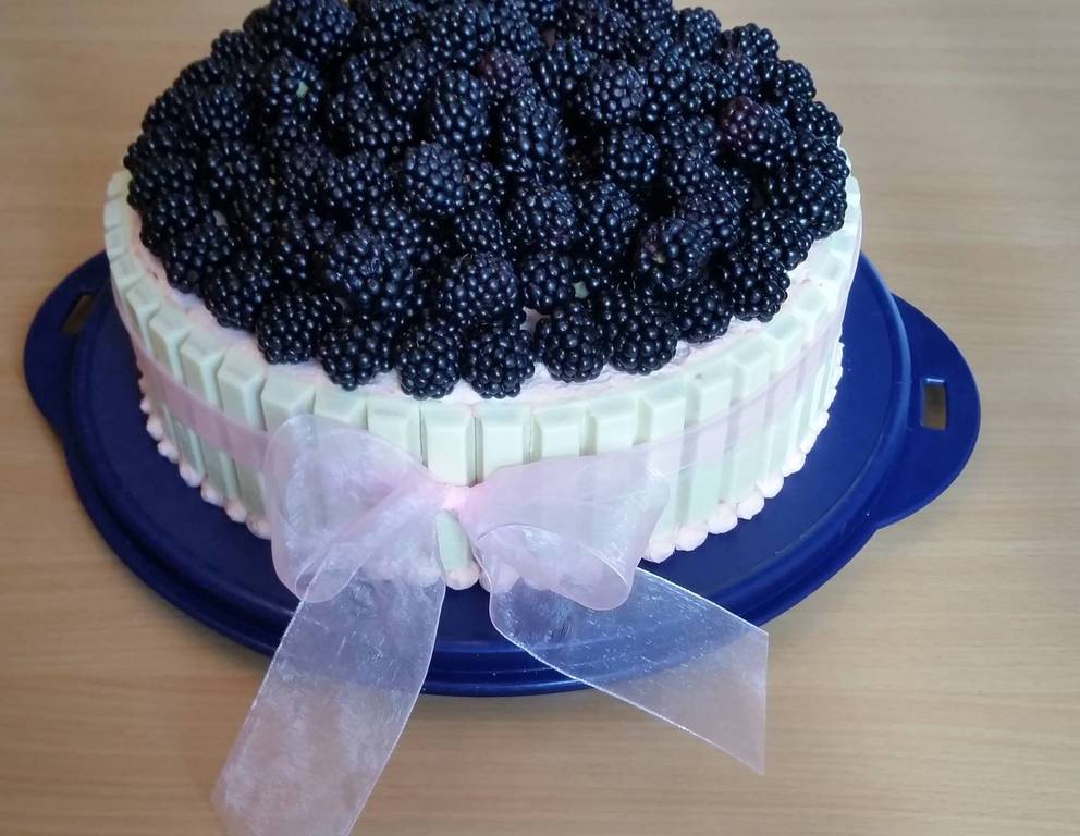 Weiße Kitkat-Torte mit Brombeeren Weiße Kitkat-Torte mit Brombeeren