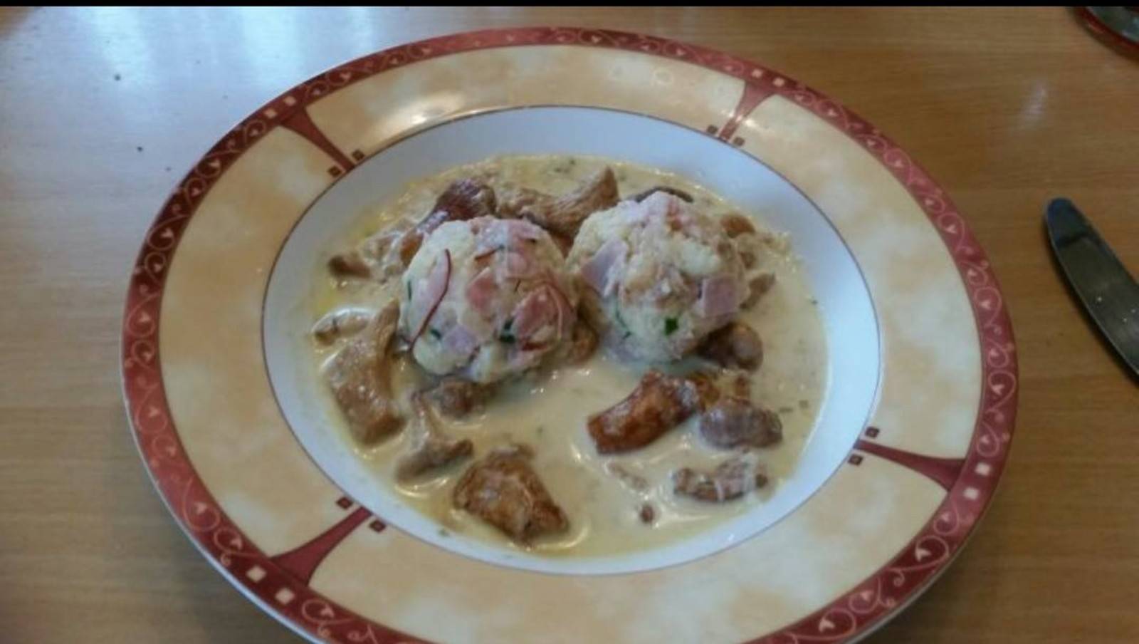 Tiroler Speckknödel mit Schwammerlsoße Rezept - ichkoche.at Tiroler Speckknödel mit Schwammerlsoße Rezept - ichkoche.at