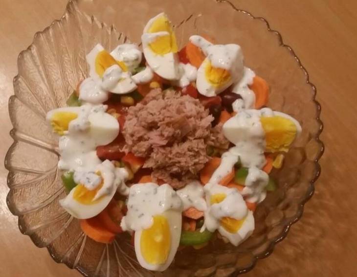 Gemüse-Thunfisch-Salat mit Eiern Gemüse-Thunfisch-Salat mit Eiern