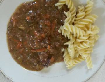 Rindsragout mit Nudeln Rindsragout mit Nudeln