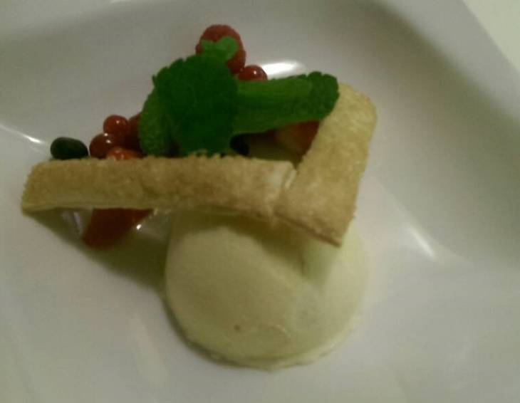 Sauerrahmparfait mit Blätterteigstangerl Sauerrahmparfait mit Blätterteigstangerl