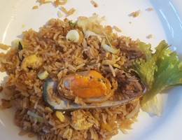 Asiatischer Reis mit Muscheln