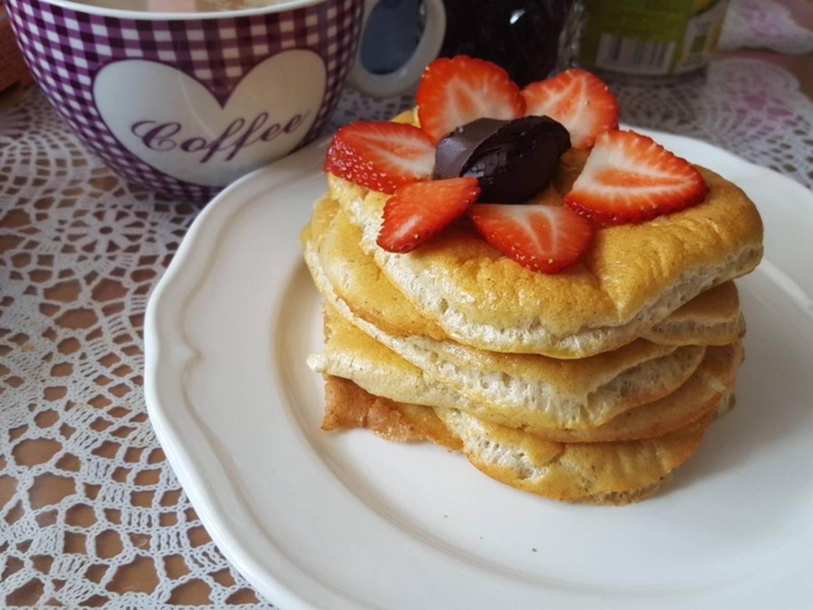 Pancakes mit Schokoladencreme und Erdbeeren