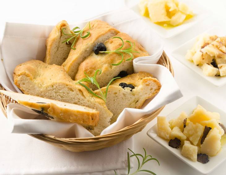 Rosmarin-Focaccia mit Oliven Rosmarin-Focaccia mit Oliven