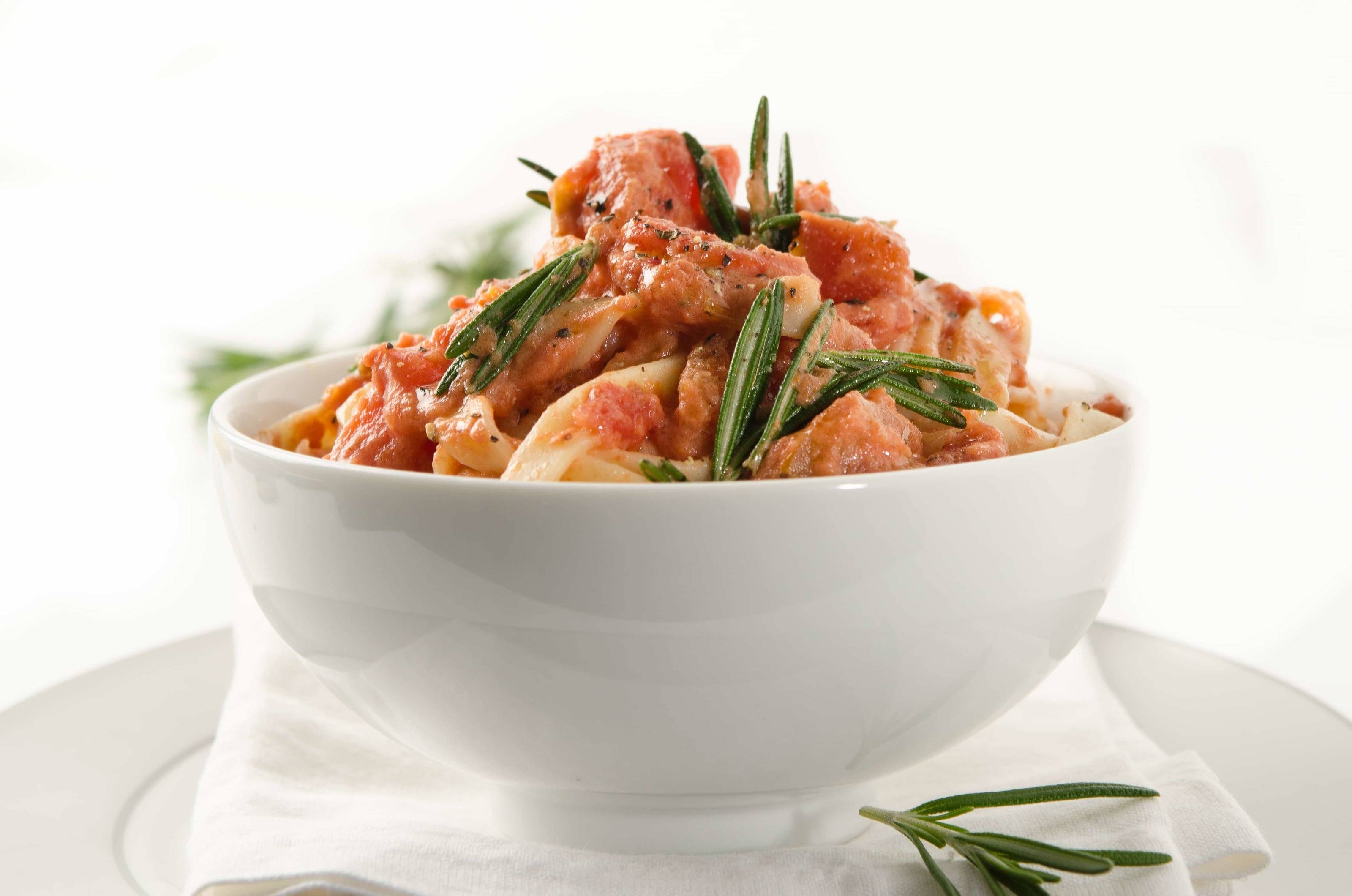 Pasta mit Rosmarin-Paradeisersauce Rezept